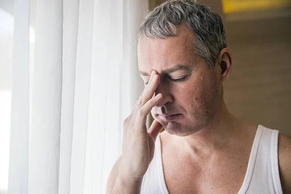 Hombre valiente de mediana edad mirando por la ventana, triste y deprimido hombre de negocios estar solo. hombre mirando a través de la ventana buscando preocupado, deprimido, reflexivo y solitario sufrimiento depresión en la presión de trabajo o problemas personales concepto con spac copia — Foto de Stock