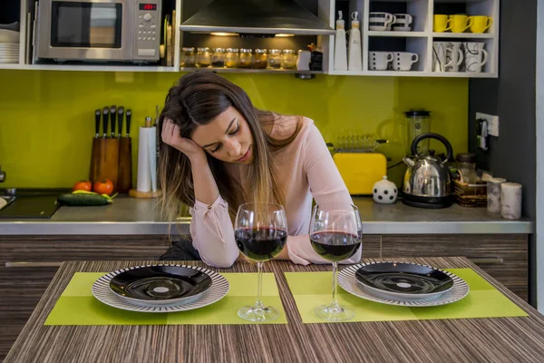 Erholung. verträumte junge Frau wartet am Tisch. junge schöne Frau träumt von etwas Gutem, während sie auf ihren Freund wartet — Stockfoto