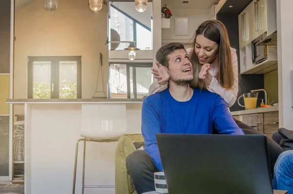 Casal feliz fazendo negócios juntos trabalhando em pequeno escritório em casa, Retrato de uma mulher alegre abraçando o homem por trás — Fotografia de Stock