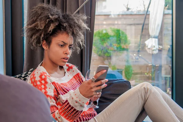 Mujer con expresión preocupada en el teléfono. estresado conmocionó a la joven, hablando por celular, teniendo una conversación desagradable recibiendo malas noticias. Emociones humanas, expresión facial — Foto de Stock