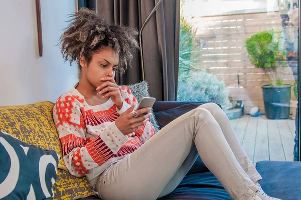 Junge Frau bekommt schlechte Nachrichten per Telefon. unglückliche junge Frau, die auf dem Handy spricht und nach unten schaut. Gesichtsausdruck, Emotionen, schlechte Nachrichten — Stockfoto