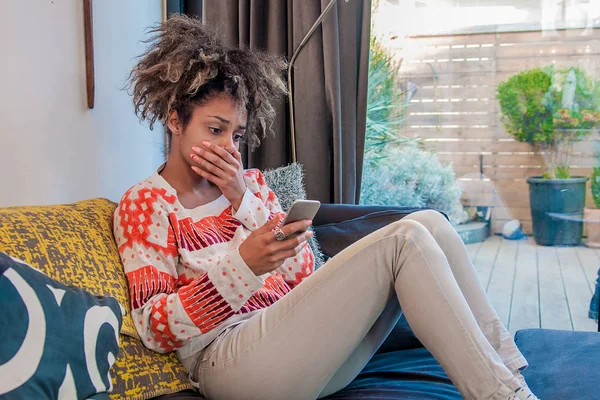 Triste, depressa, infelice preoccupato giovane donna parlando al telefono, emozioni umane negative, espressioni facciali, sentimenti, reazione. Cattive notizie . — Foto Stock