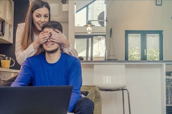 Pareja feliz haciendo negocios juntos trabajando en una pequeña oficina en casa, Retrato de una mujer alegre abrazando al hombre por detrás — Foto de Stock