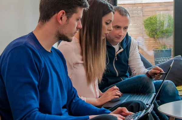 Skupina happy podnikatelů na setkání na domácí kancelář. Jistý tým inženýrů pracují společně. Tým lidí šťastný office čtení dokumentů — Stock fotografie