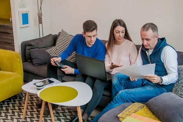 Grupo de jóvenes empresarios tienen reunión y trabajo en casa. Grupo de jóvenes estudiantes y diseñadores.Están trabajando en un nuevo proyecto.Concepto Startup . — Foto de Stock