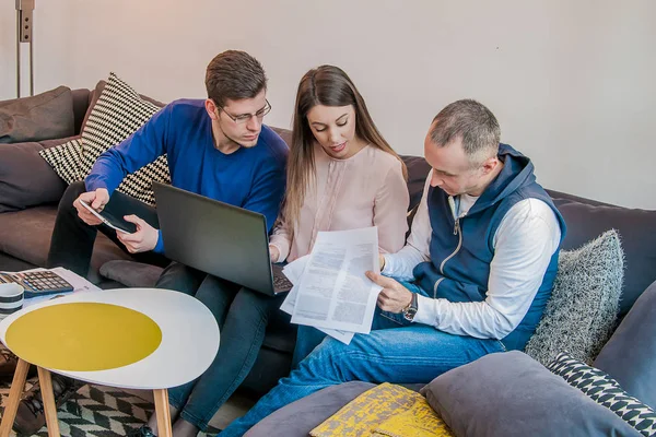 Grupo Cuatro Jóvenes Empresarios Reunidos Discutiendo Idea Creativa. grupo de jóvenes empresarios tienen reunión y trabajo — Foto de Stock