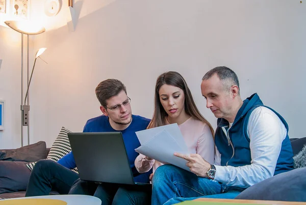 Tres jóvenes que trabajan juntos en un nuevo proyecto. Concepto de inicio. Disparo de una pequeña empresa compañeros de trabajo que tienen una reunión . — Foto de Stock