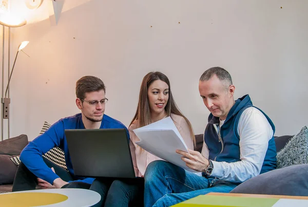 Grupo de jóvenes empresarios tienen reunión y trabajo. Equipo de ingenieros confiados trabajando juntos — Foto de Stock