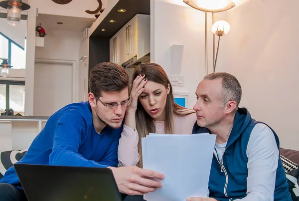 Les gens d'affaires ayant des problèmes, les jeunes gens d'affaires groupe ont une réunion à la maison et ont des discussions sur de nouvelles idées plans et problèmes — Photo