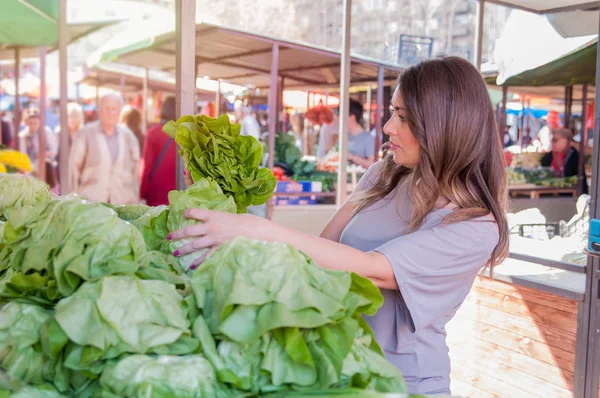 Mujer comprando frutas y verduras en el mercado local de alimentos. Mercado —  Fotos de Stock