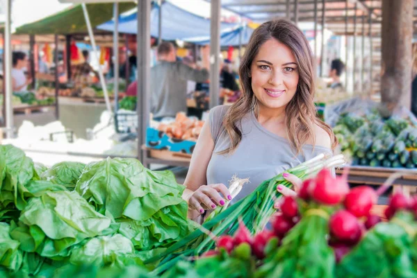Woman buying fresh organic vegetables at street market. Concept — Stock Photo, Image