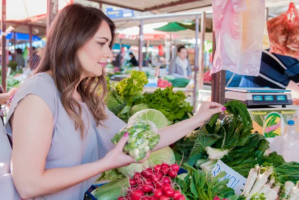 Woman buying fresh organic vegetables at street market. smiling  woman with vegetable at market store. Concept of healthy food shopping — Stock Photo, Image