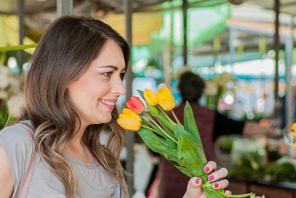 Mulher com tulipas. Mulher bonita com flores. delicada e bela mulher cheirando tulipas — Fotografia de Stock