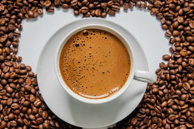 Kahve ve kahve çekirdekleri masada, üstten görünüm