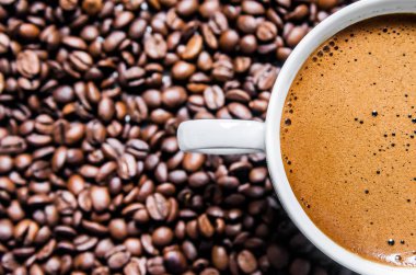 Kahve ve kahve çekirdekleri masada, üstten görünüm, kahve seviyorum, 