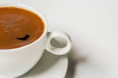 Kahve fincanı ve tabağı beyaz bir arka plan üzerinde. Kahve toplama 