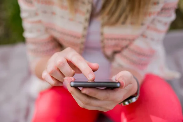 Checking her messages — Stock Photo, Image