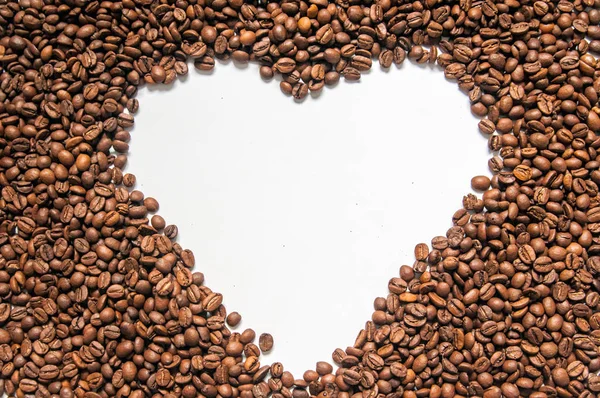 Amore caffè, chicchi di caffè marrone isolato su sfondo bianco , — Foto Stock