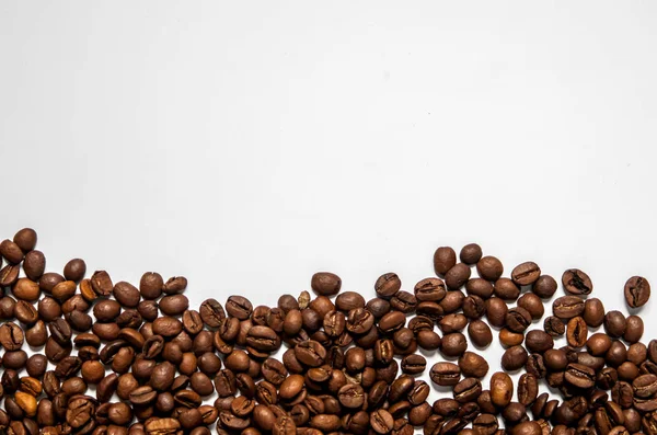 Blandning av olika sorters kaffebönor. Kaffebakgrund. — Stockfoto