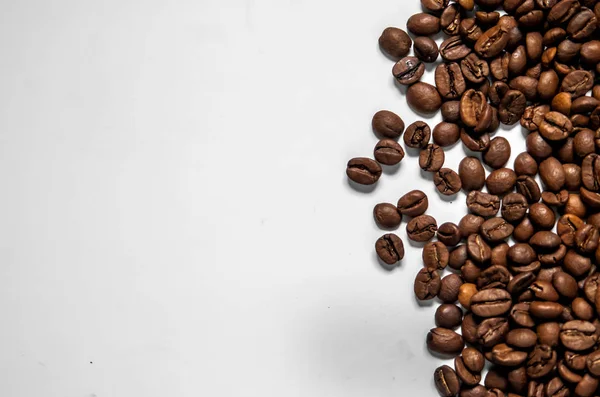 Blandning av olika sorters kaffebönor. Kaffebakgrund. — Stockfoto