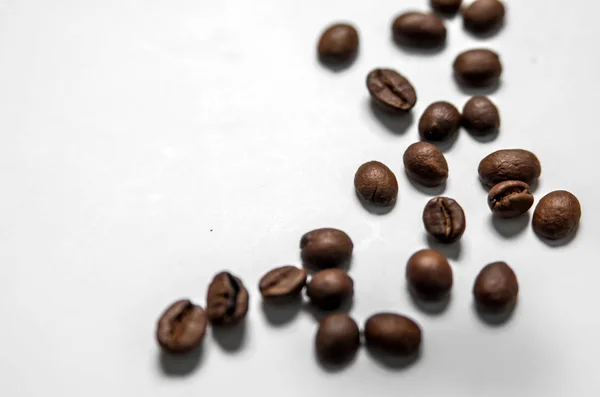 Blandning av olika sorters kaffebönor. Kaffebakgrund. — Stockfoto