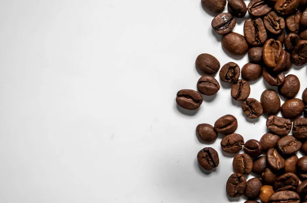 Blandning av olika sorters kaffebönor. Kaffebakgrund. — Stockfoto