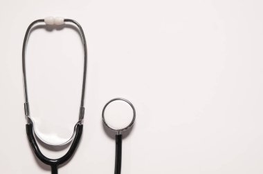 Sağlık stetoskop ile beyaz arka plan izole. Tıbbi konsantrasyon