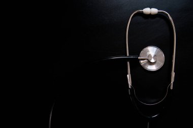 Siyah arka plan ile izole sağlık stetoskop. Tıbbi konsantrasyon