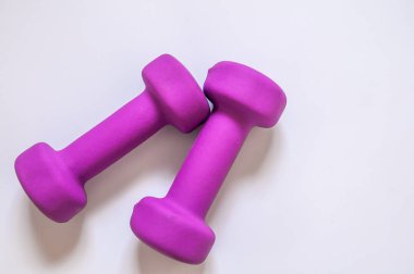 Mor dambıl, beyaz arka plan üzerinde izole fitness kavramı, 
