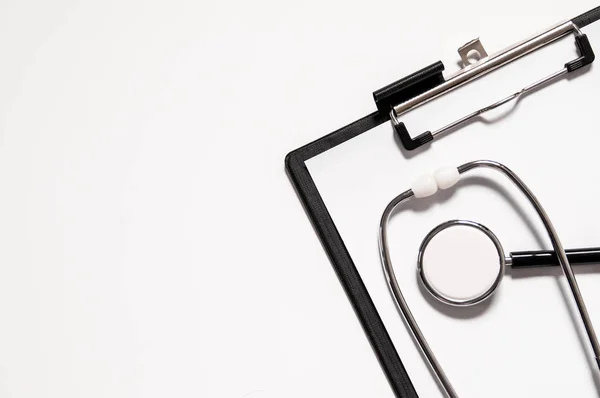 Medische stethoscoop of phonendoscope geïsoleerd op een witte pagina — Stockfoto