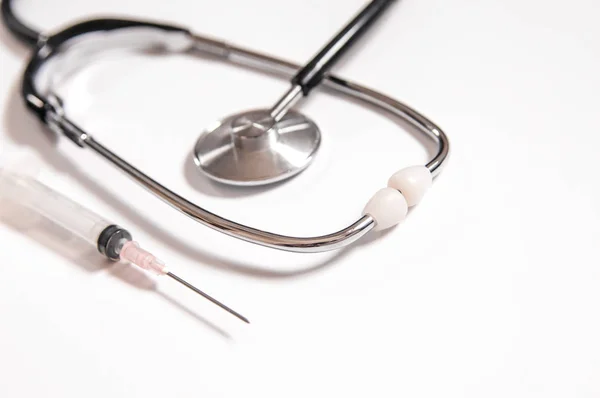 Close-up van medicijnen, injectienaalden en stethoscoop. Schone en lichte — Stockfoto