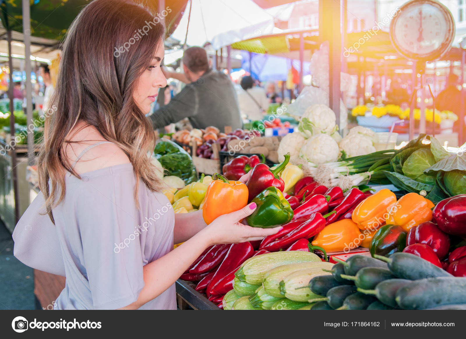 выбор овощей. выбор овощей. рынок овощей и фруктов в зеленограде. выбор овощей. женщина в супермаркете взвешивает фрукты.