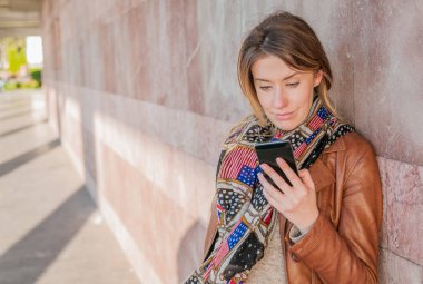 cep telefonu üzerinde kadın manifatura. 