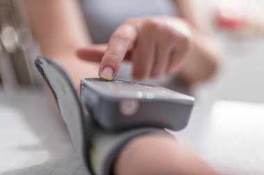 Kan basıncını ölçen kadın