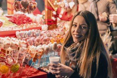 Kadın Avrupa Noel pazarında.