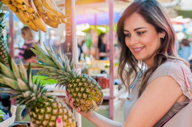Çekici kadın ananas seçme