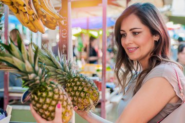 Çekici kadın ananas seçme