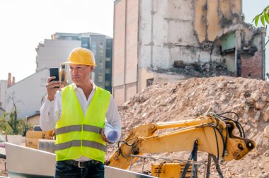 Mühendis telefonda konuşuyor.