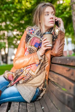 kadın kahve ile akıllı telefon üzerinde söz.