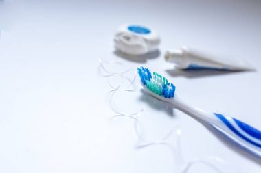 diş fırçası Diş macunu ve diş ipi ile