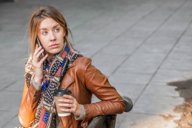 kahve ile akıllı telefon kullanan kadın.