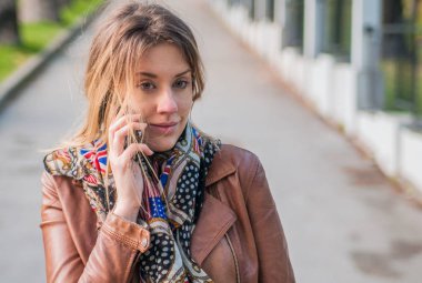  genç kız smartphone üzerinde arama 