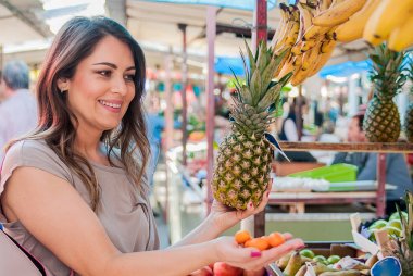 Çekici kadın ananas seçme