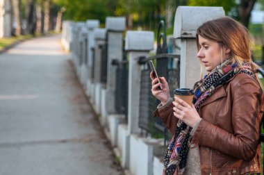 telefonu kullanan ciddi kadın