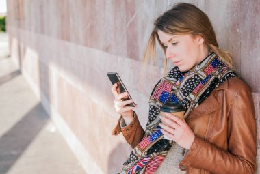  Kadın hoş kısa mesaj okuyor