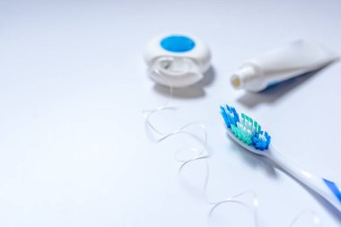 Diş fırçası, diş macunu ve diş ipi