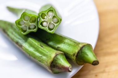 Beyaz tabak taze bamya 