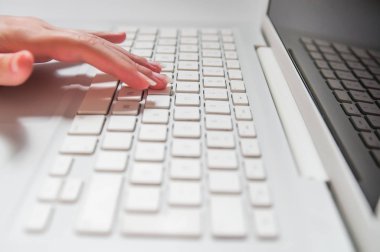 Dizüstü tuşlarına basarak kadın parmakları