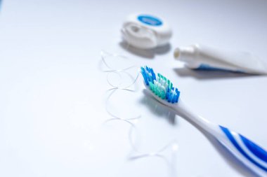 Diş fırçası, diş macunu ve diş ipi
