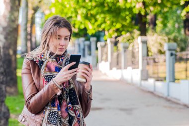 cep telefonu üzerinde kadın manifatura. 